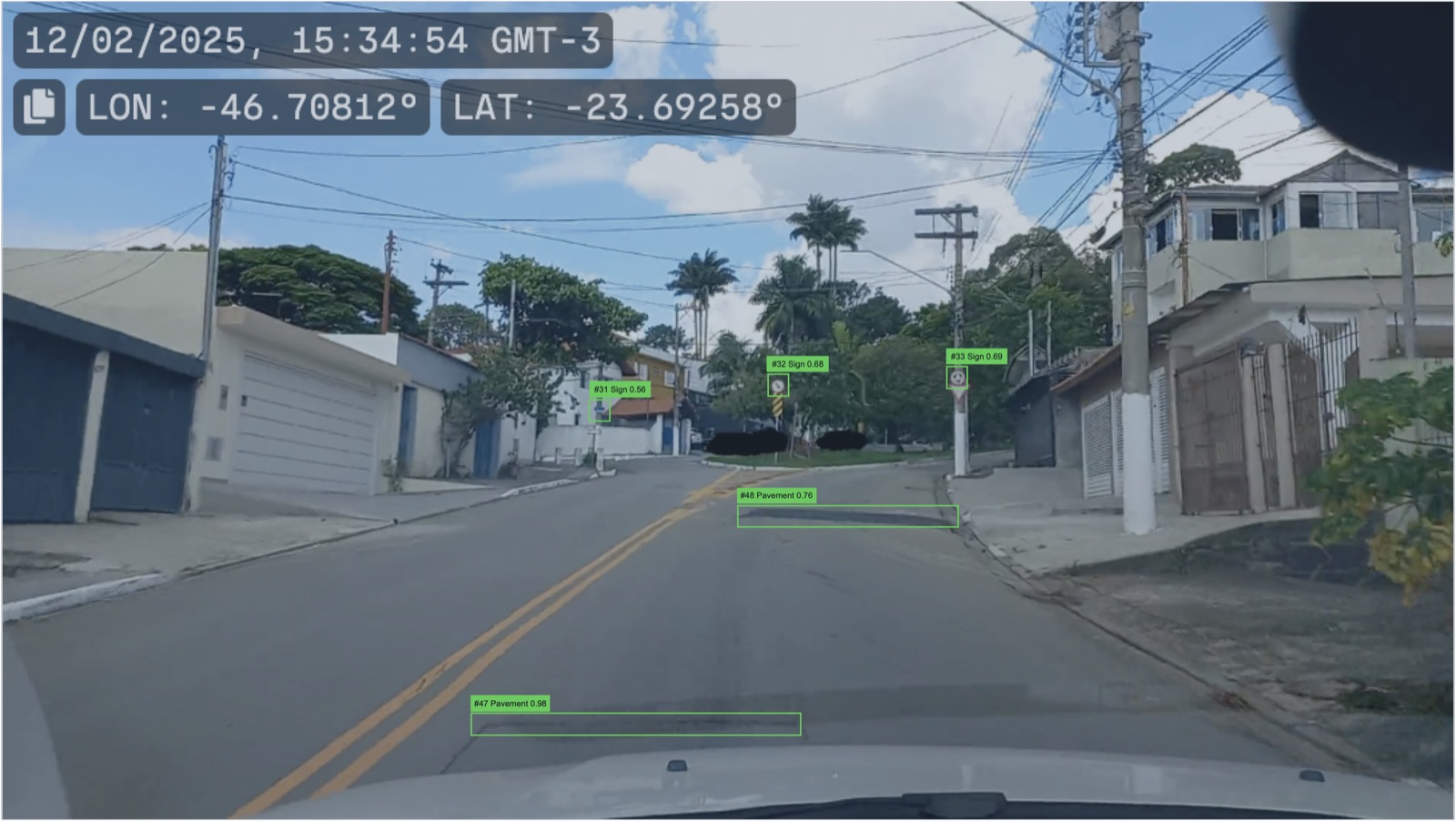 rua vista pela câmera embarcada com caixas de detecção